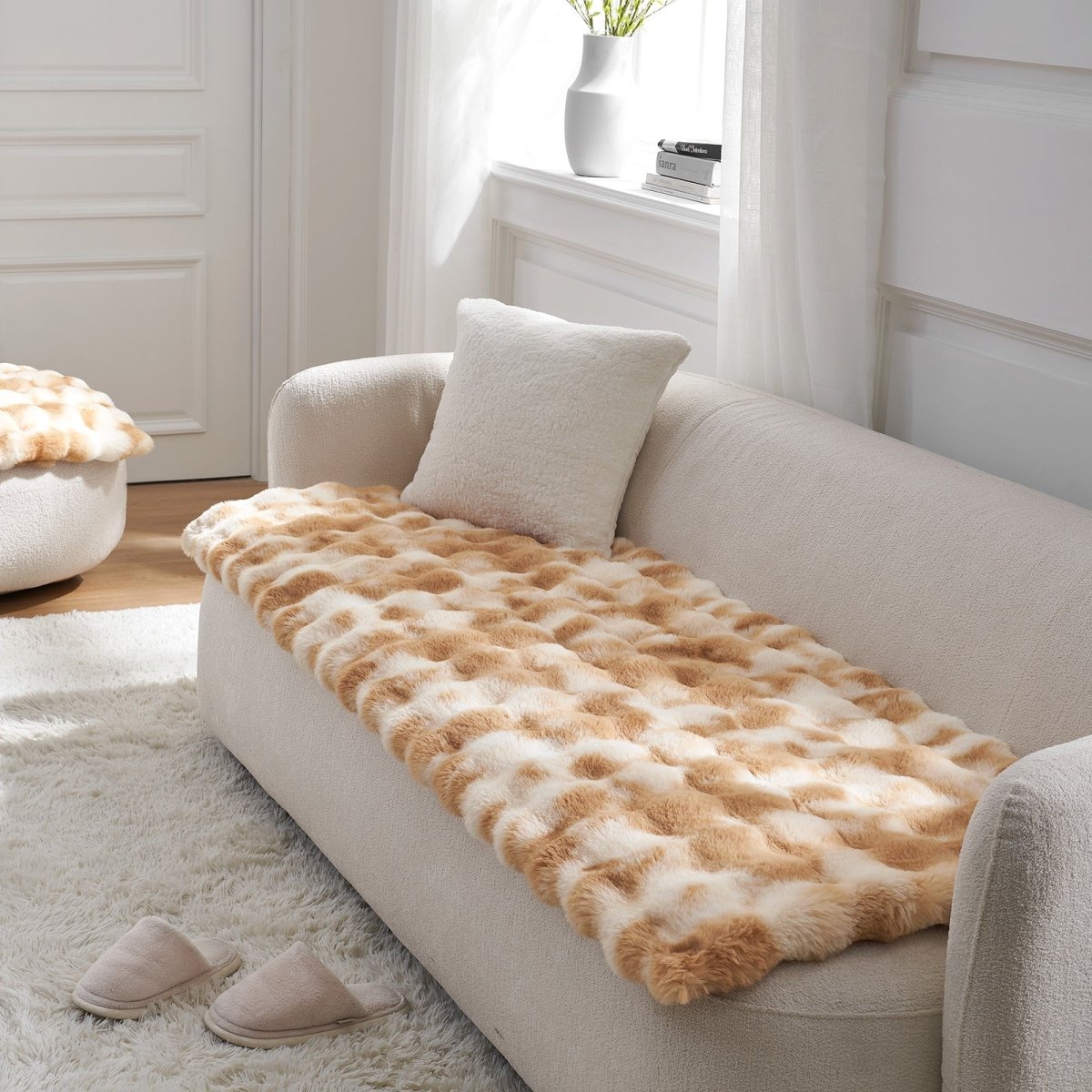 Tie-dye brown faux fur couch cover on a beige sofa in a living room.#color_Tie-dye Brown