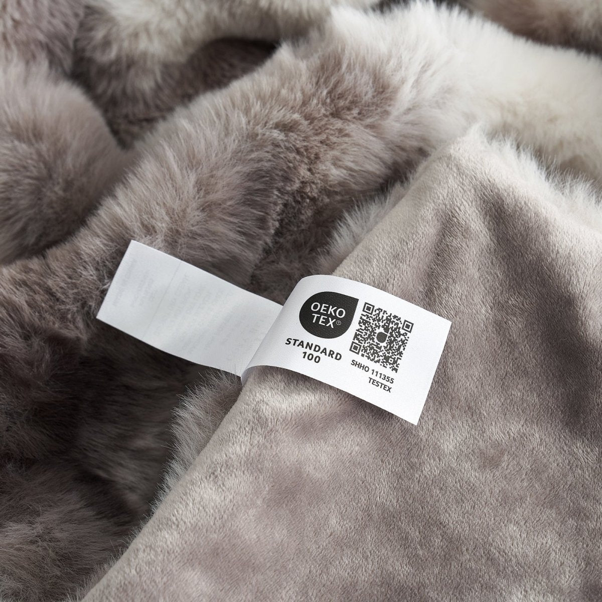 Close-up of OEKO-TEX certified faux fur tie-dye taupe blanket fabric #color_Tie-dye Taupe